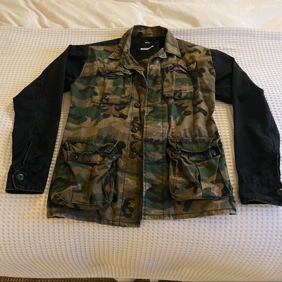 Two-Tone Army Shacket - Picture 6 of 12